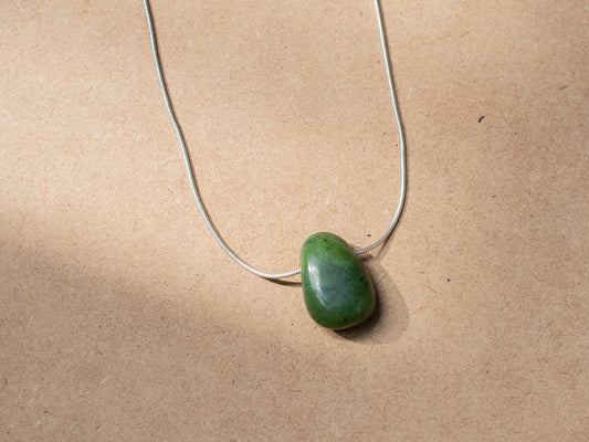 Detalle del colgante de jade tallado en forma de pera