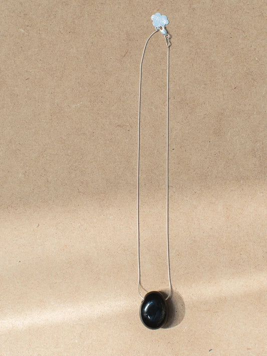 Colgante de obsidiana dorada en cadena de plata vintage
