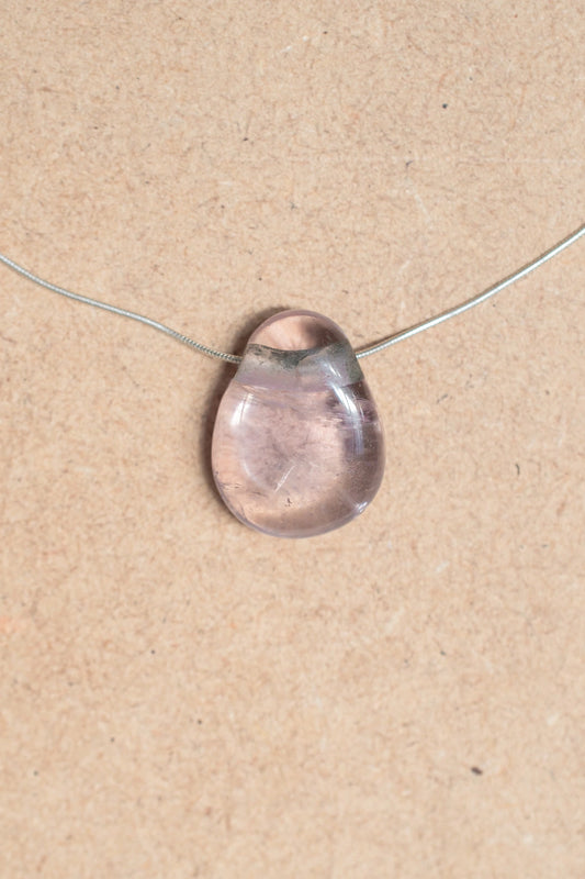 Detalle del colgante de amatista en plata