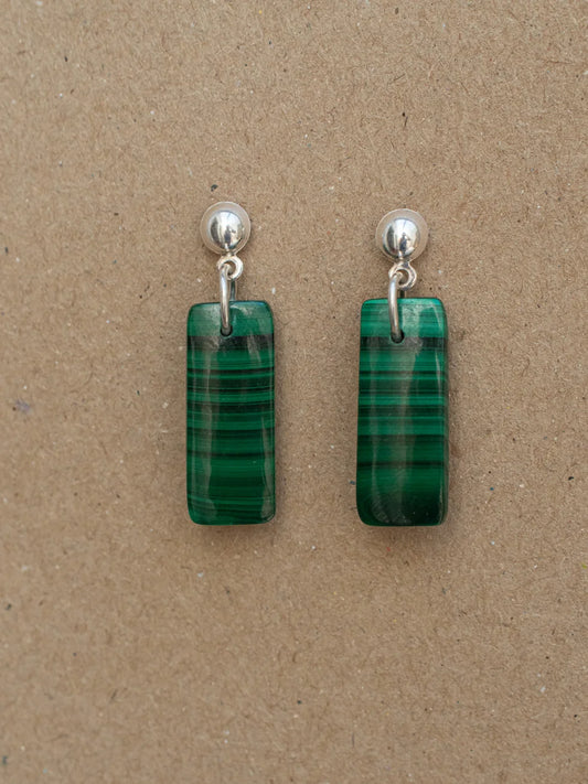 Pendientes de malaquita puestos