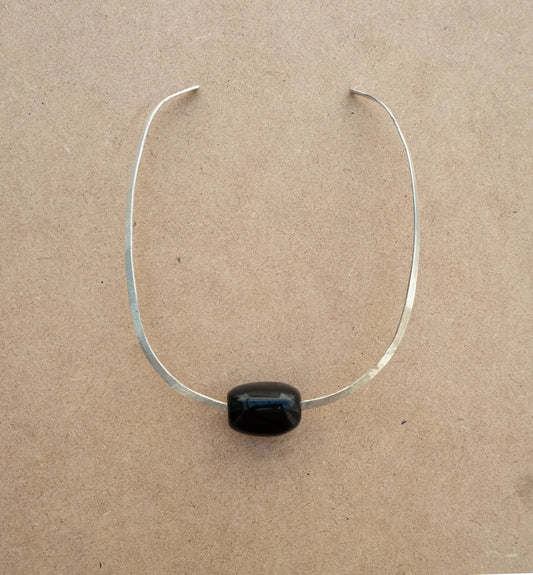 Detalle de las cuentas de obsidiana del collar torque